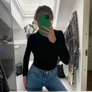 Glittrig body med öppen rygg  - Svart glittrig body med öppen rygg som man knäpper i nacken, från Gina Tricot i storlek XS.