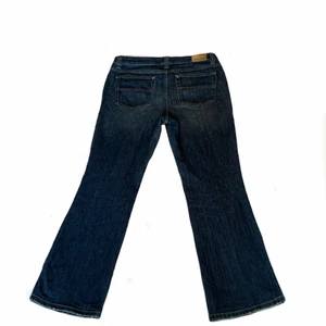 Lågmidjade boot cut jeans - Lågmidjade bootcut jeans från Tommy Hilfiger💙 Midjemått : 94 cm(tänk på att de sitter runt höften) Innerbenslängd : 80 cm