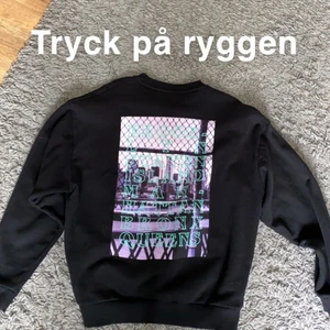 Sweatshirt med tryck på ryggen  - Köpt från ASOS och använt 2 gånger kanske. I storlek S men kan uppfattas som en M. Säljer då den inte kommer till användning.