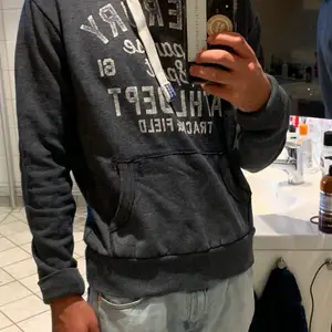 Sjukt skön hoodie från superdry. Storlek M, perfekt skick! Bara att skriva om du har några frågor eller liknande! Köpare står för frakt.