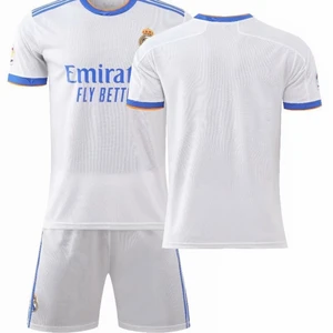 Real Madrid - Real Madrid original fan edition fotbollströja med shorts, nytt och inplastat, till ungdom och vuxna.  Storlek: Large, lite liten i storlek, mer som en Medium. Fraktkostnad 66 kr, skickas spårbart med Postnord