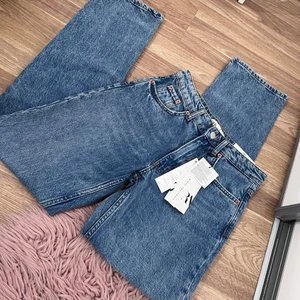 Zara jeans - Jättepopulär, slutsålt mid rise Zara jeans i storlek 36! Jeans är helt ny och prislapp sitter på! 🥰