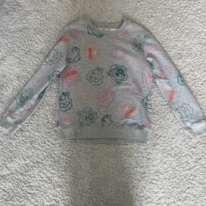 ‼️säljer denna fina kenzo tröjan‼️ - 🌺Säljer denna superfina färgglada kenzo tröjan. Köpte den förra hösten säljer den då den tyvärr inte kommer till andvändning. Tröjan är i storlek 152🌺