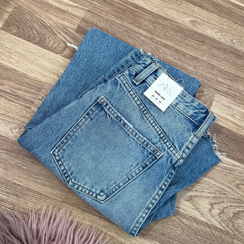 Zara jeans i storlek 36, helt ny och oanvänd , prislapp sitter kvar! Kontakta mig för flera bilder 💞. Jeans & Byxor.