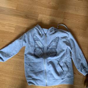 säljer min ursnygga rhinestoon hoodie från shein, kommer aldrig till användning då den inte var min stil, aldrig använt. Lite overzised men skit snygg till ett par svarta jeans!! Budet startar på 90 då den kostar 179 i vanliga fall, blir budgivning om mån