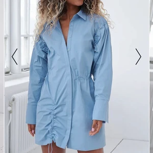 Klänning Angelica Blick x NA-KD - Säljer min skjortklänning från Angelica Blick x NA-KD. Endast testad 💓 nypris 449:-