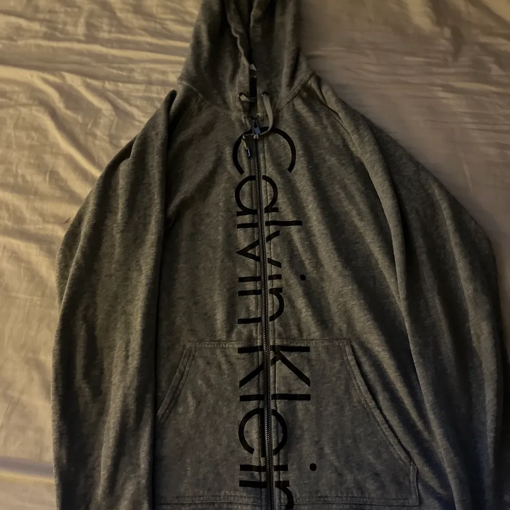 Calvin Klein Hoodie storlek M Sitter lite baggy Tunt matrial . Tröjor & Koftor.