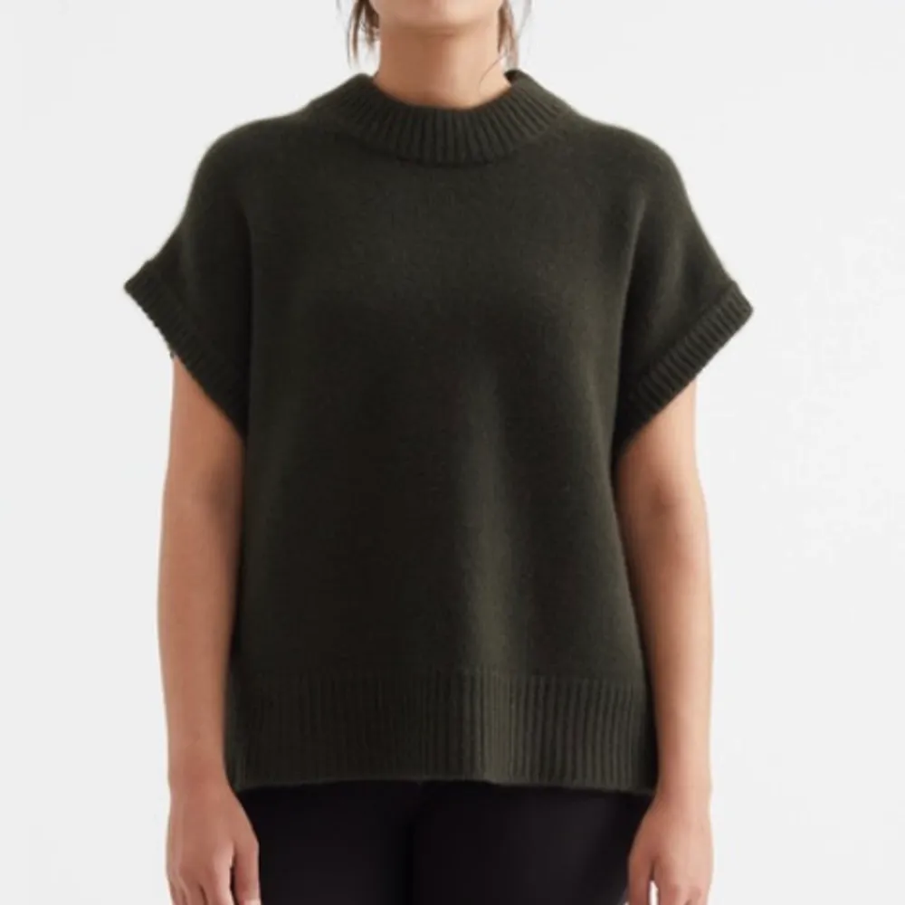 Säljer denna snygga tröja från soft goat i modellen ROUND NECK TOP som passar till allt! På modellen är det en grön tröja men min är mörkgrå som man ser på sista bilden! Passar perfekt till alla årstider💕. Tröjor & Koftor.