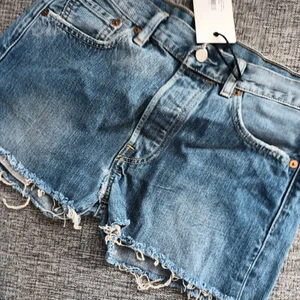 Levis - Tags kvar så dom är oanvända  Passar mig som har small och medium