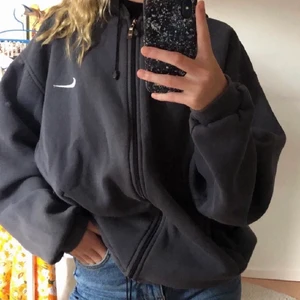 Nike kofta  - (Intressekoll) Obs! Inte mina bilder! Köpte denna jättesköna kofta från en tjej på plick men som tyvärr inte kommit till användning. Jättefin som passar alla storlekar, den är oversize! Pris kan alltid diskuteras, köparen betalar frakt 💕 uppdatering: tröjan blev väldigt populär och det högsta budet just nu är 550 kr ❤️