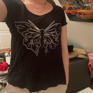 Tröja med tryck - En knappt använd tröja, pga inte min stil. Minns inte orginalpris, från Ellos och priser kan diskuteras