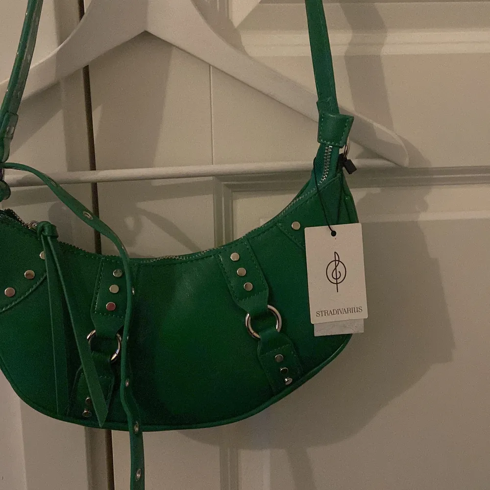 Jättefin grön unik väska från Stradivarius. Aldrig använd (lappen sitter kvar) så helt i nyskick. . Accessoarer.