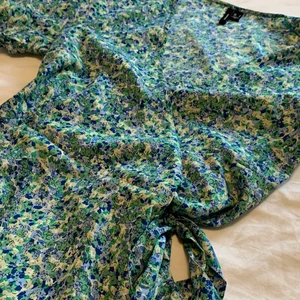 Sommar klänning  - Jätte fin sommar klänning från vila köpt förra året💕 använd fåtal gånger och är gott som ny. Blir budgivning om många är intresserade❤️❤️❤️