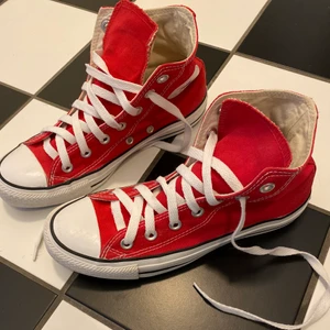 Röda converse♥️ - Säljer mina jätte fina röda converse eftersom de tyvärr blivit för små❤️ Dom är i fint skick även fast jag använt dom mycket. Jag köpte dom för 800 kr💕 (köparen står för frakten) skriv för fler bilder💗