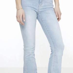 Oanvända bootcut jeans från WINWIN Storlek xs