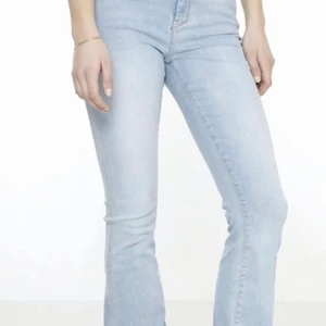 Bootcut Jeans - Oanvända bootcut jeans från WINWIN Storlek xs