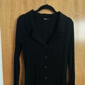Svart långärmad tröja  - Sparsamt använd 