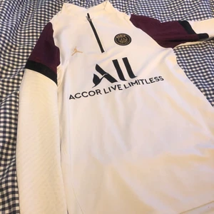 Psg tröja - Intressekoll! På en väldigt eftersökt tröja, denna säljs ej längre! Storlek Small. Finns inga håller eller något liknande nästintill ny!