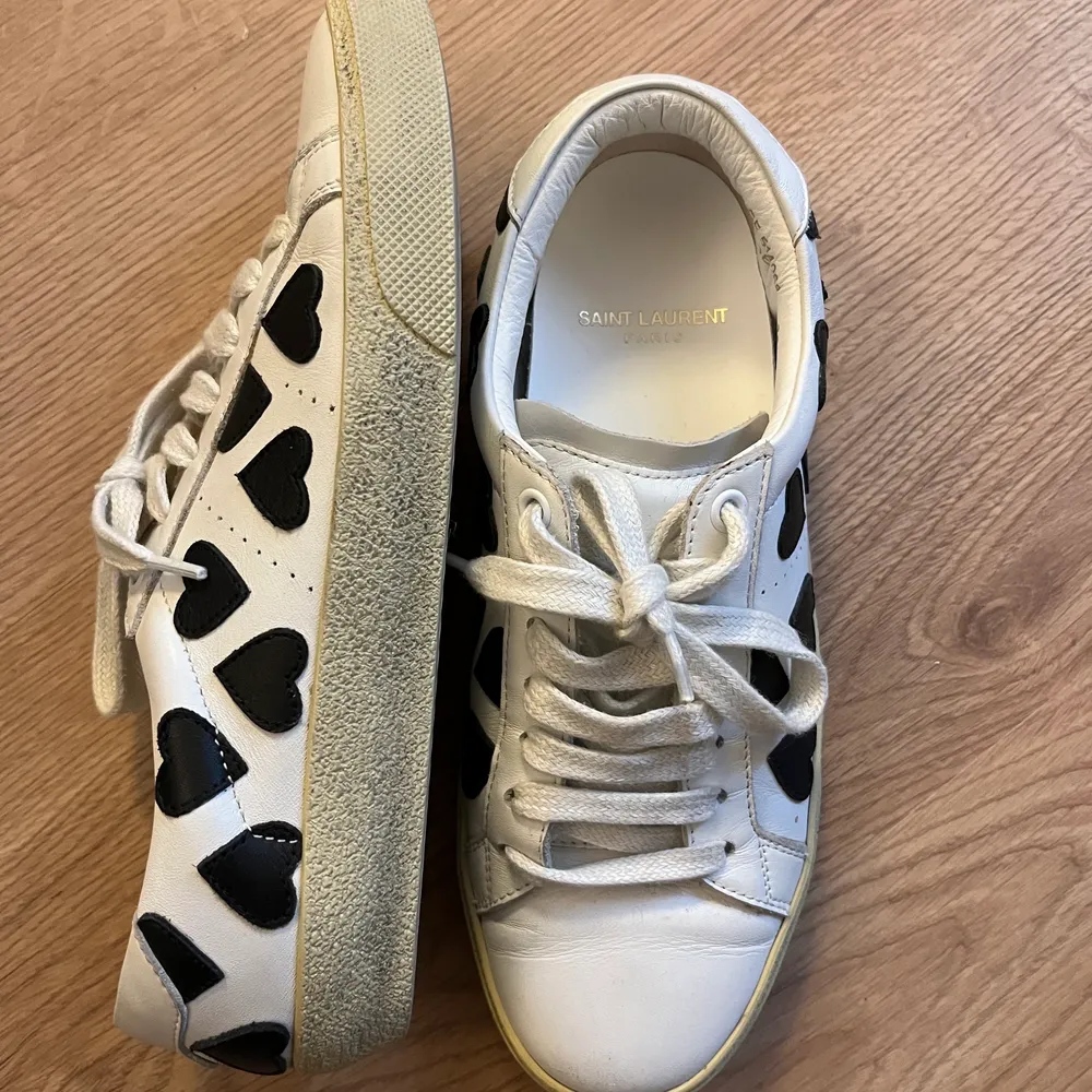 YSL sneakers med hjärtan på. Köptes för några år sedan för ca 5000kr men används endast 3 gånger. Säljer pågrund av för liten storlek. Skor.