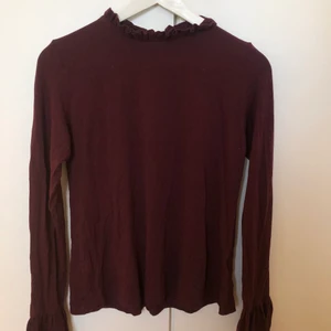 Långärmad - Vinröd långärmad tröja med klockad ärm och rynk i halsen. Ganska tunn och mjuk. 