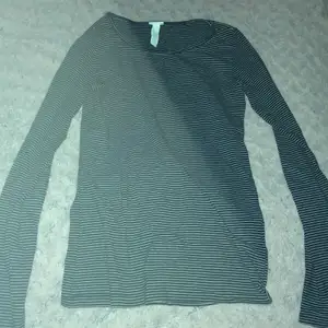 Långärmad randig tröja från Hm i storlek xs
