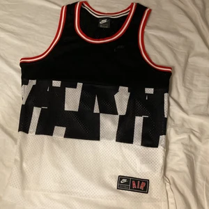 Basket tröja från Nike - Den är oanvänd. Stor och luftig. Perfekt för somriga dagar när man sportar. 