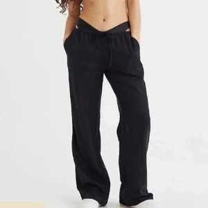 Linnebyxa - Intressekoll på de populära slutsålda linne/satinbyxorna från h&m. De är helt oanvända och endast provade! Prislapp kvar!