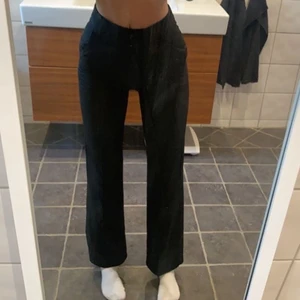 Kostymbyxor  - Säljer mina kostymbyxor från Madlady då jag råkade köpa fel längd. Det är V2 kostymbyxorna. Köpta för 599kr