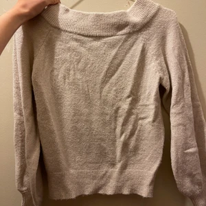 Stickad tröja  - Jag säljer denna stickade tröja från Gina tricot! Den är åt det beigea hållet! Använd men i bra skick