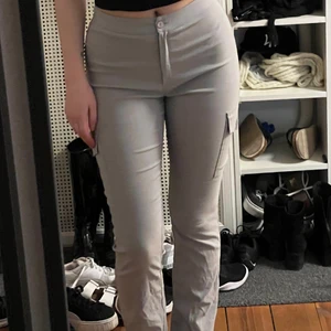 Vintage cargopants från Sinéquanone - Min mammas gamla cargo pants köpta i Paris för många år sedan från märket Sinéquanone. Jättefint skick, ser nya ut. Säljer då de tyvärr är för korta för mig som är 173cm. Skriv vid frågor eller för mer bilder😊