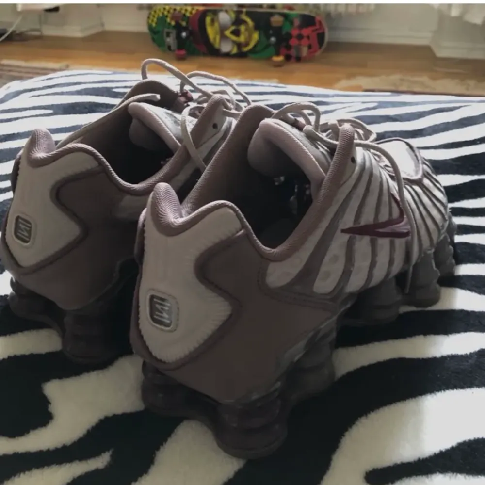 Säljer mina Nike TL Shox i storlek 39. De är använda typ två gånger utomhus eftersom de inte passar mina fötter. As coola och unika skor. Köpta för 2200 på Sneakerspoint i Malmö, säljer för 900kr. Skor.