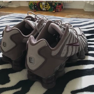Nike TL Shox - Säljer mina Nike TL Shox i storlek 39. De är använda typ två gånger utomhus eftersom de inte passar mina fötter. As coola och unika skor. Köpta för 2200 på Sneakerspoint i Malmö, säljer för 900kr