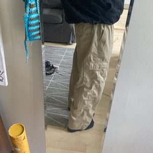 Beiga cargo byxor  - Upplklippna cargo byxor som jag tyvärr inte använder längre 