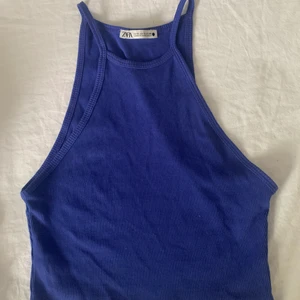 Topp - Säljer detta blåa linne från zara, nästan helt oanvänd, 50kr+frakt 