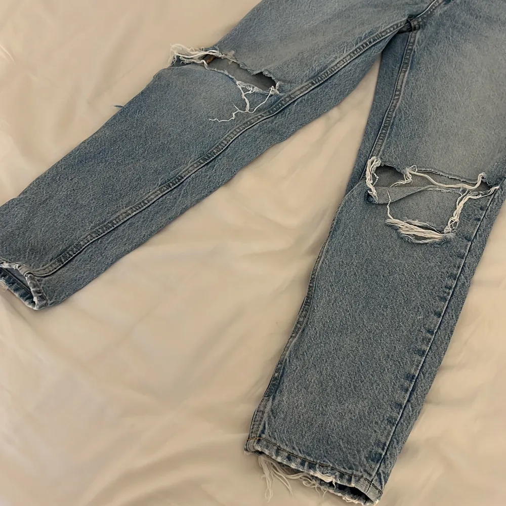 Blåa jeans från zara med snygga slits i storlek 32💕. Jeans & Byxor.