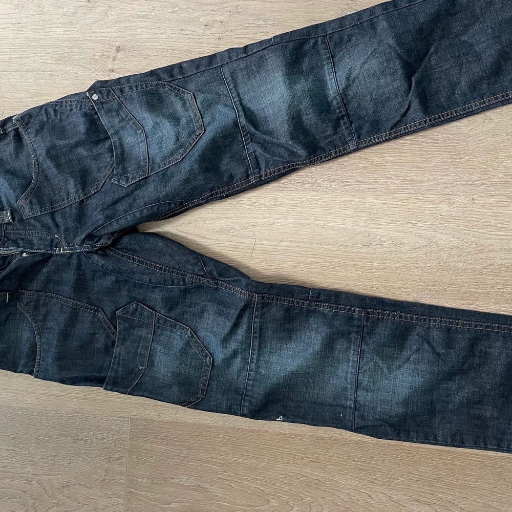 Coola jeans från second hand! Jag är ungefär 176. Märket är Detroit. De har coola fickor bak. Kom privat för fler bilder. . Jeans & Byxor.