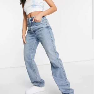 Weekday rowe jeans  - De två första bilderna är inte mina! Men anledningen till att jag tog med de bilderna är för att de inte sitter så fint på mig längre då dem är lite för små. Storleken är 25 och längden 30 men jag är 173 och de funkar i längden! De kan vara en nyans mörkare än på de två första bilderna också, men det är samma modell!! Och färgen ser ni på sista bilden💕