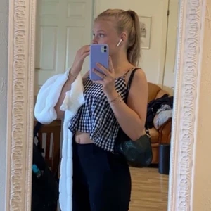 Rutig topp - Säljer detta supergulliga linne då det tyvärr har blivit för litet. Endast använd ett fåtal gånger och fortfarande i nyskick! Frakt tillkommer. 