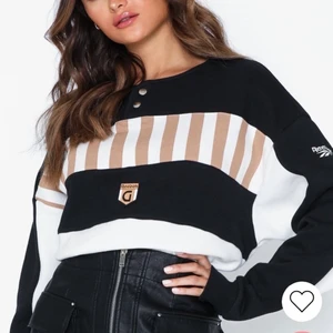 Reebok x Gigi Hadid tröja - Storlek S, köpt på Nelly för några år sen (slutsåld nu). Lite oversize, ganska kort i modellen. Använd 1 gång bara 