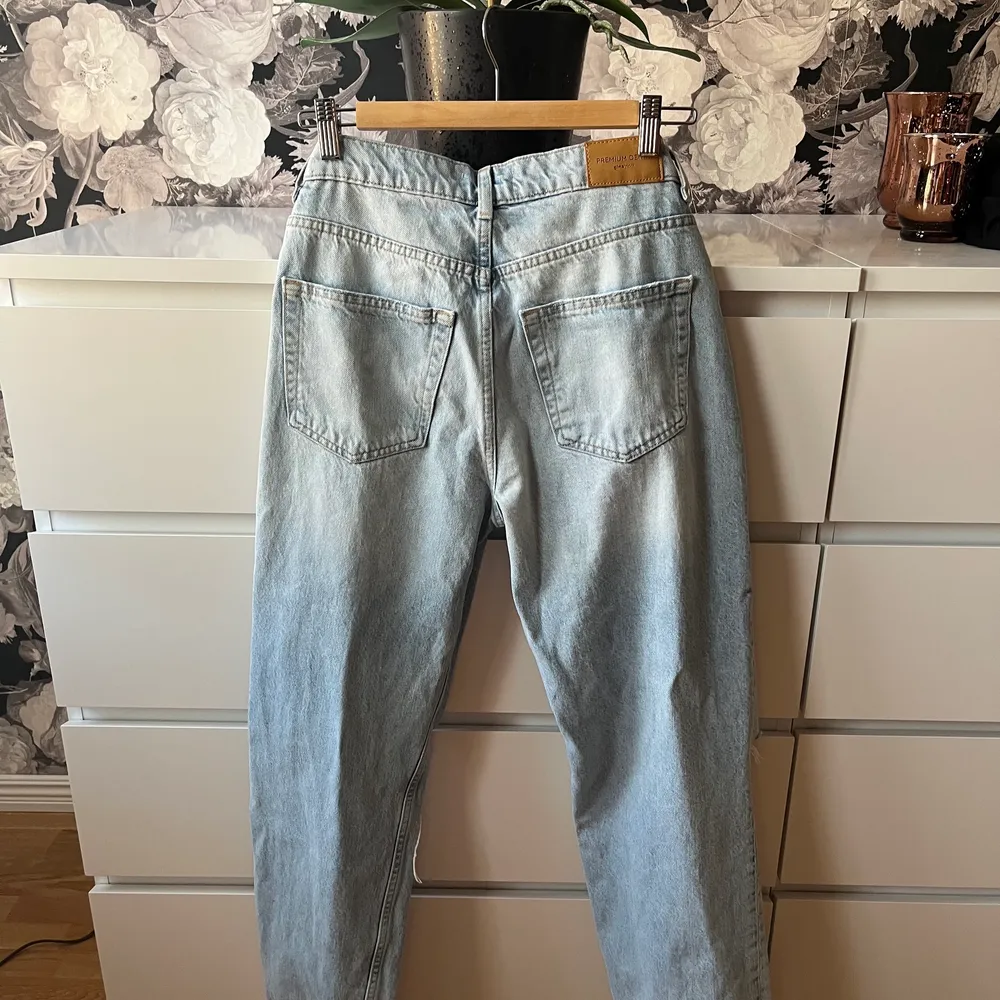 Perfect jeans från Gina tricot! Bara använda ett fåtal gånger, eftersom de är lite små på mig. Storlek 36/S. Nypris 600kr.. Jeans & Byxor.