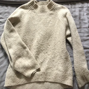 Beige stickad tröja - Beige stickad tröja ifrån ZARA. Tröjan är knappt använd! Hör av dig för fler bilder eller om du är intresserad 