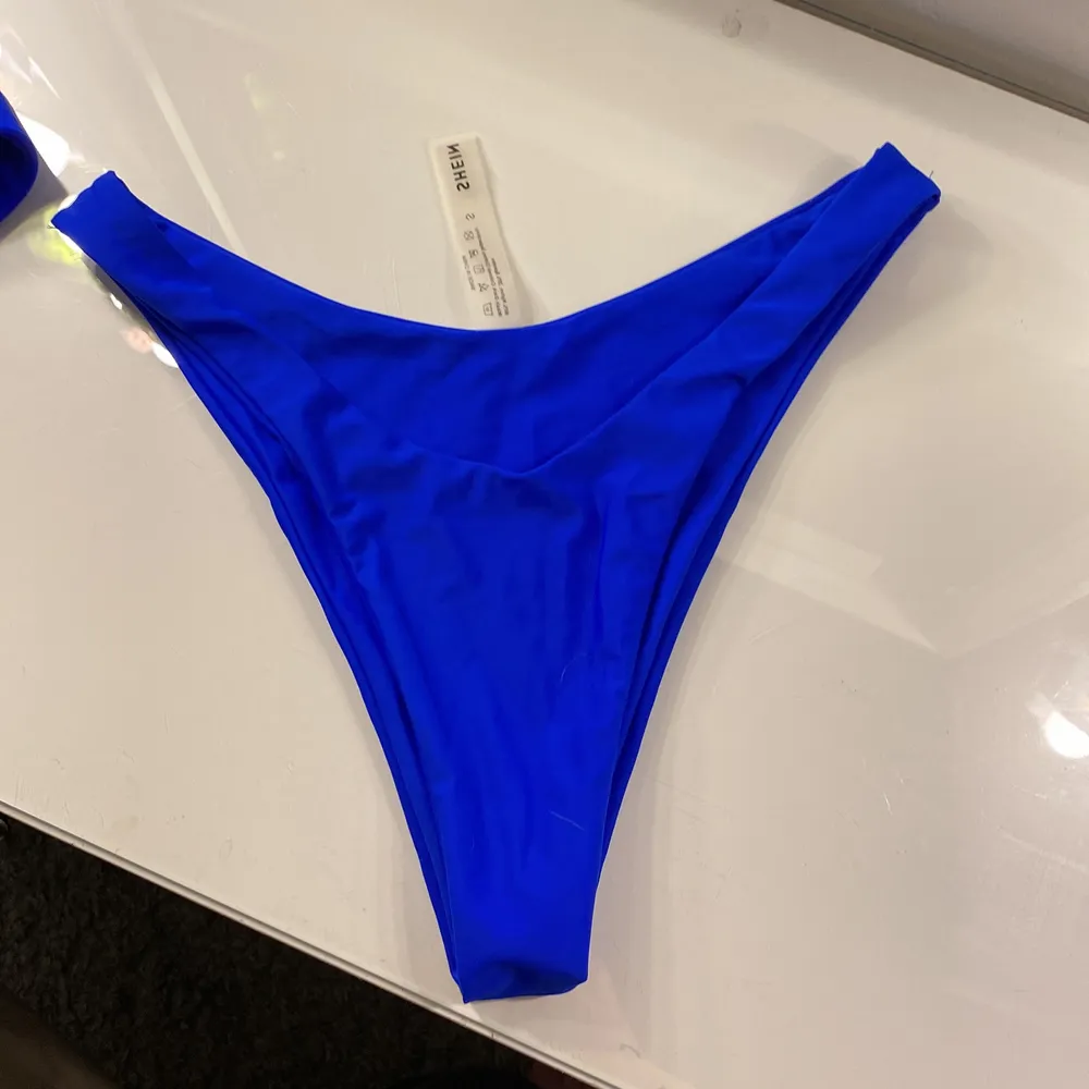 Blå bikini från SHEIN som jag aldrig använt 🥰 köp tsm för 100kr eller enskild för 60kr💙 överdel är i storlek L fast skulle säga att den är mer i M och underdelen är storleken S ❤️‍🔥frakt betalar du 📦 . Övrigt.