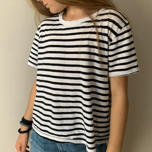 Säljer denna svart randiga T-shirt! - Säljer denna randiga T-shirten köpte denn för 149! Använd 2-3 gånger!💘💘