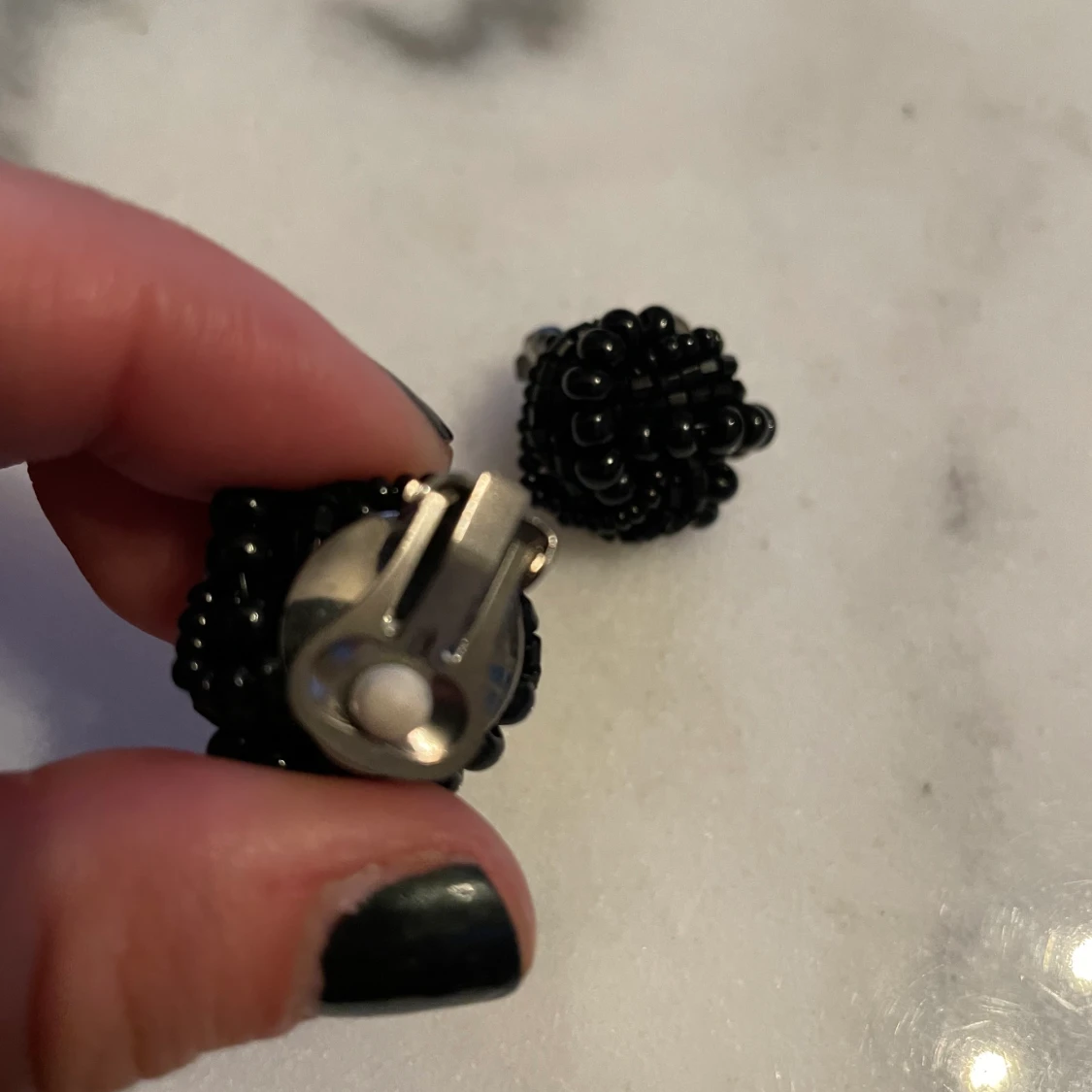 Svarta vintage örhängen från London  - 90