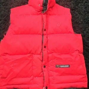 Canada goose väst - Säljer min canada goose väst 2 år gammal, inget trasigt förutom dragkedjan men funkar fortfarande att stänga, den är storlek S och den passar mig som är 170 köpt för 2300 säljer för 650 för använder ej den och den är äkta
