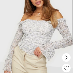 Topp från Nelly strl s - Säljer denna söta topp från Nelly. Köpte denna förra året och använt en gång! Toppen är stretchig och materialen är mjuk på insidan. Pris går att diskuteras! Frakt+köp❤️