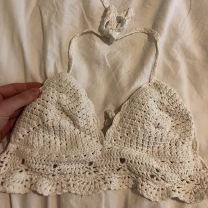 Vit ”stickad” topp - En väldigt fin vit ”stickad” topp ifrån Shein med knytning i både nacke och ryggen som tyvärr inte passar, är i storlek XL men skulle sjölv säga att de är XS/S💓