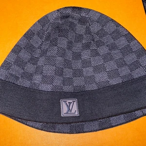 Louis vuitton mössa lv - Säljer min louis vuitton mössa då jag inte längre har någon behov av den. Mössan är pyttelite mindre än vanlig one size storlek. Skicket är 10/10, tar emot byten