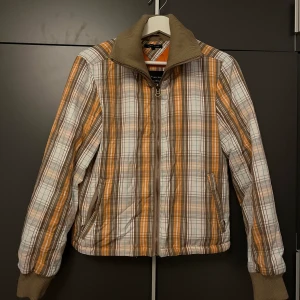 Tommy Hillfiger Jacka  - Skön vårjacka så är använd ett fåtal gånger! Passar vem som. 