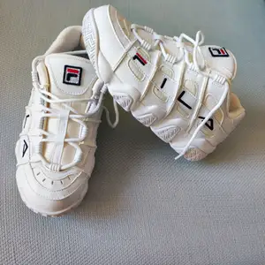 Fila shoes, size:39. Completely new, not used at all since the size is too small. In its original box.